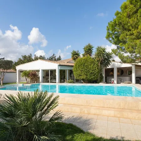 In With Private Pool, Cleaning Included